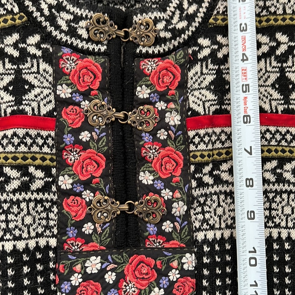 Icelandic Design 100% Wool Fair Isle Floral Handmade Sweater - Picture 7 of 9